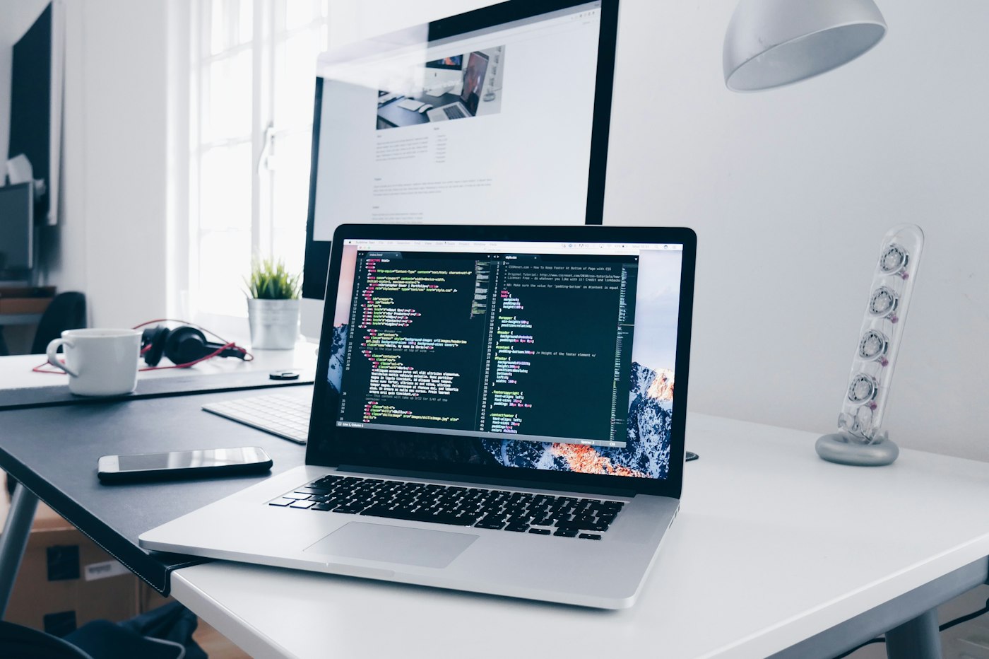 Pantalla de desarrollo de software con código en un escritorio de oficina